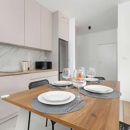 Elegant In With Mountain View And Balcony By Renters *