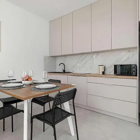 Elegant In With Mountain View And Balcony By Renters Weichsel